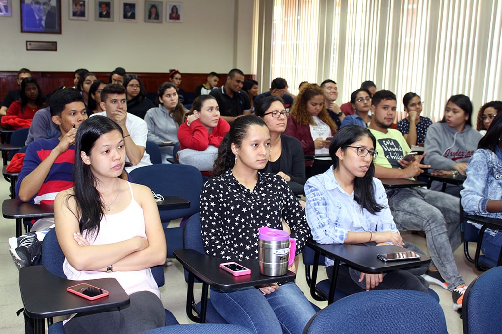 Estudiantes participaron de la charla sobre carrera profesional.