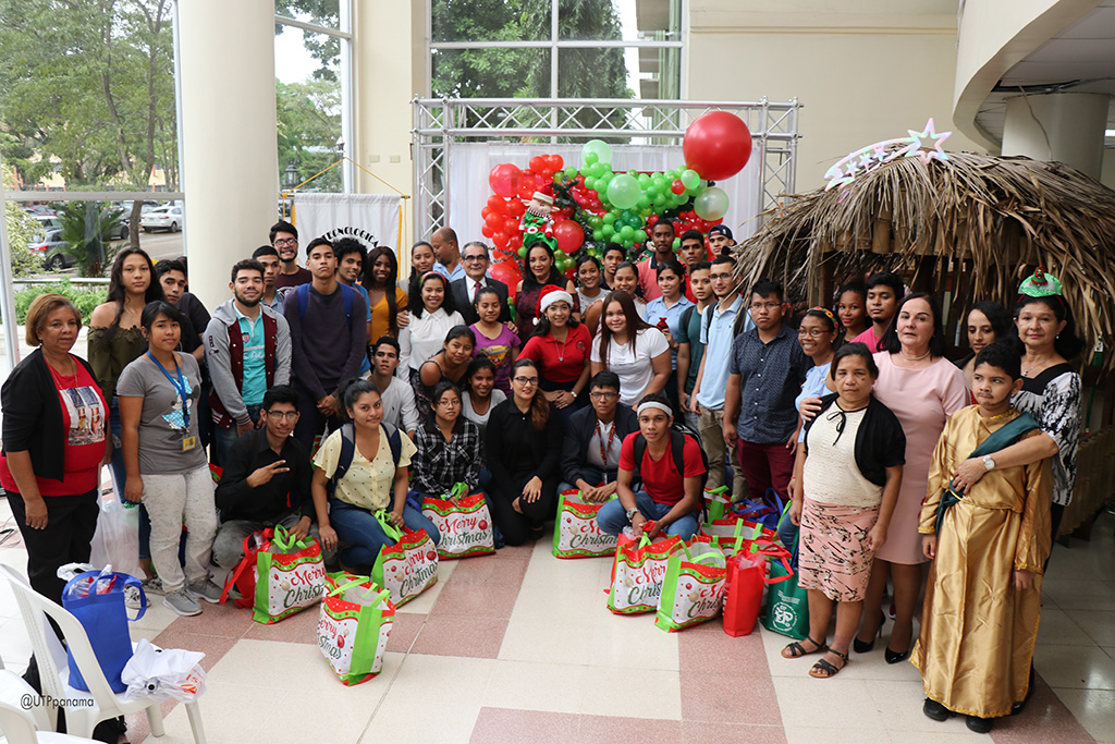 Entrega de Bolsas Navideñas en la UTP | Universidad Tecnológica de Panamá
